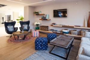 TV a/nebo společenská místnost v ubytování Ibiza Corso Hotel & Spa