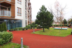 Vonkajšia záhrada v ubytovaní Apartamenty Olympic Park
