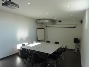 una sala de conferencias con mesa y sillas en Petit Hôtel de Chaumont en Chaumont-de-Pury