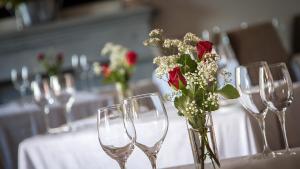 stół z kieliszkami do wina i kwiatami w obiekcie Glen Avon Lodge Boutique Hotel w Kapsztadzie