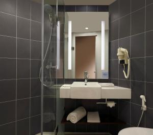 浦那ibis Pune Hinjewadi - An Accor Brand的带水槽和淋浴的浴室