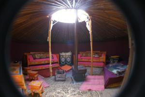 Habitación con tienda de campaña con camas y luz en Le Refuge du Clos du Moulin, en Brionne