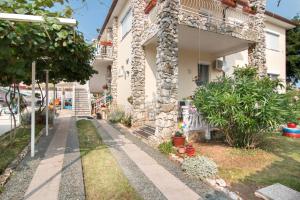 dom z ogrodem przed nim w obiekcie Apartments Nada 354 w Fažanie
