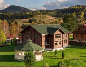 En generel udsigt til bjerge eller udsigt til bjerge taget fra kroen