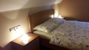 ein Schlafzimmer mit einem Bett und zwei Nachttischen in der Unterkunft Tourist Farm Rajšp in Benedikt v Slovenskih Goricah