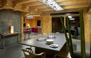 ein Esszimmer mit einem Tisch und einigen Stühlen in der Unterkunft Odalys Chalet Mont Soleil in Mâcot La Plagne