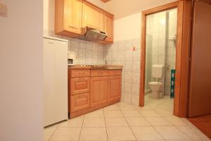Kuchyň nebo kuchyňský kout v ubytování Apartments Nada