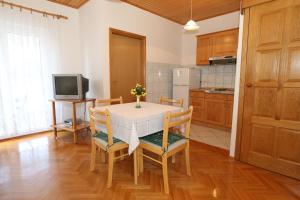 Kuchyň nebo kuchyňský kout v ubytování Apartments Nada