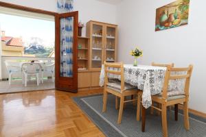 jadalnia ze stołem i krzesłami w obiekcie Apartments Nada w Bašce