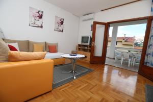 TV a/nebo společenská místnost v ubytování Apartments Nada
