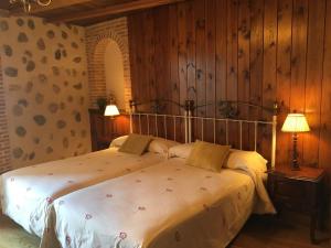 A bed or beds in a room at El Barondillo