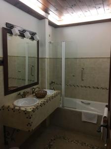 A bathroom at El Barondillo