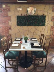 A restaurant or other place to eat at El Barondillo