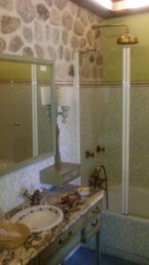 A bathroom at El Barondillo