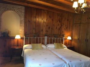 A bed or beds in a room at El Barondillo