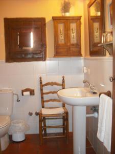 uma casa de banho com um lavatório e um WC em Casa de Oria em Albarracín