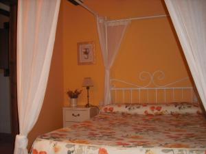 a bed with a white bedspread and a blue comforter at Casa de Oria in Albarracín