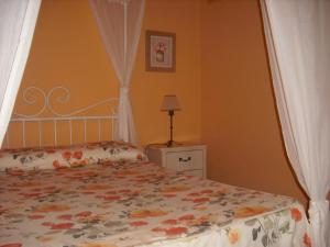 a bedroom with a bed with a flowered comforter at Casa de Oria in Albarracín