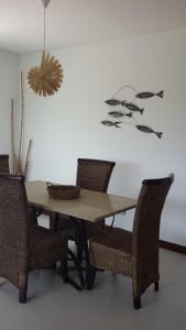 コンソラサオンにあるPlaya de Consolaçaoのダイニングテーブル(椅子付)が備わります。壁には絵画が飾られています。