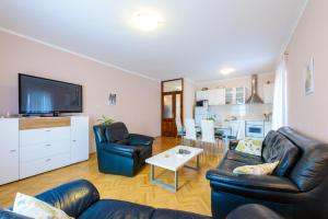 TV a/nebo společenská místnost v ubytování Apartments Garden Beach Superior