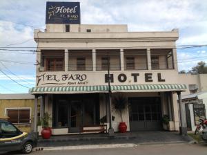 un edificio de hotel con un cartel encima en Hotel Apart El Faro en Santa Rosa