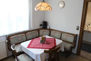 ラートシュタットにあるFerienhaus Holidayのダイニングルームテーブル(赤いナプキンと椅子付)
