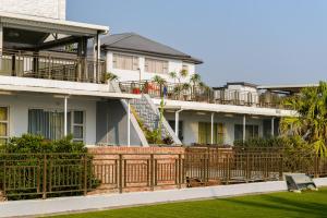 una fila de casas con balcón y patio en St Michaels Sands Hotel & Time Share Resort, en Shelly Beach
