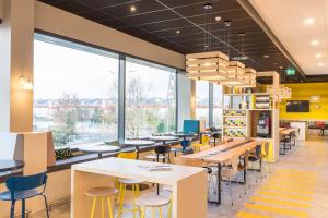 
A restaurant or other place to eat at ibis Styles Geneve Palexpo Aeroport
