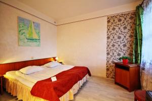 Postel nebo postele na pokoji v ubytování NB Hotel with Free Parking