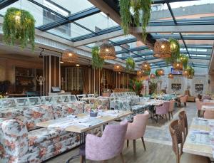 Restoran või mõni muu söögikoht majutusasutuses Cosmopolitan Hotel & Wellness