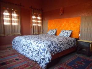 Un pat sau paturi într-o cameră la Hotel Carrefour des Nomades