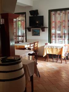 Un restaurant sau alt loc unde se poate mânca la Macloud pub B&B