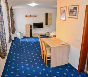Televízia a/alebo spoločenská miestnosť v ubytovaní Garni Hotel Tatramonti