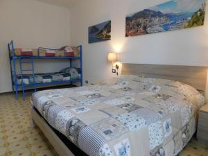 een slaapkamer met een bed en een stapelbed bij Casa Azzurra in Riva Ligure