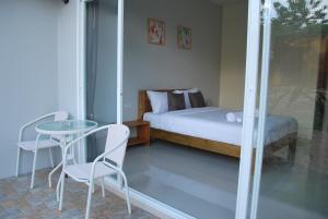 Postel nebo postele na pokoji v ubytování Snooze Inn Phuket
