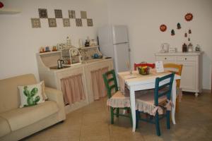een keuken met een tafel en stoelen en een keuken met een koelkast bij CIVICO 47 in Monopoli