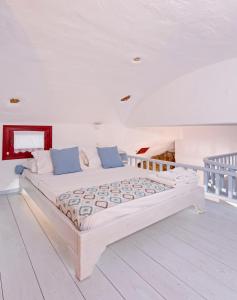 Кровать или кровати в номере Kalderimi Residencies