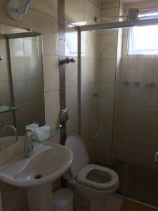 Un baño con inodoro, lavabo y ducha. en Apto Particular em Balneário, en Balneário Camboriú