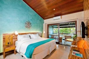a bedroom with a large bed and a balcony at Tivoli Ecoresort Praia do Forte in Praia do Forte