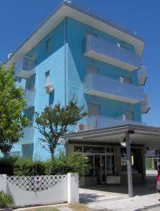 ビビオーネにあるMolent - Appartamentiの白い柵の青い建物