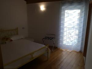 een slaapkamer met een bed en een groot raam bij Residenza Skanderbeg in Montecilfone