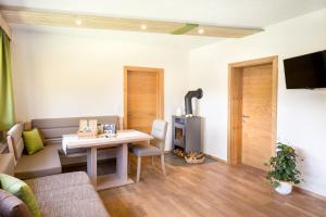 salon ze stołem i kanapą w obiekcie Apartmenthaus Lieselotte w mieście Ramsau am Dachstein