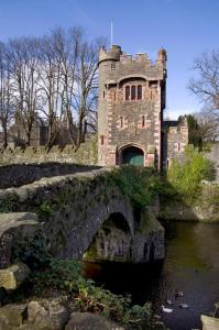 een oud kasteel met een brug over een rivier bij Barbican in Glenarm