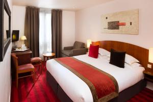ein Hotelzimmer mit einem großen Bett und einem Stuhl in der Unterkunft Europe Hotel Paris Eiffel in Paris