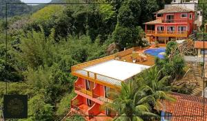 una vista aérea de una casa con piscina en Memorial Ilhabela residencial, en Ilhabela