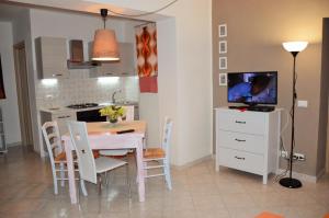 リオ・マリーナにあるAppartamento Agneseのキッチン、ダイニングルーム(テーブル、テレビ付)
