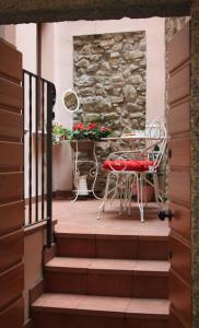 een patio met een tafel en stoelen op een balkon bij Imbarcadero Apartment in Bellagio