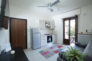 a living room with a kitchen and a couch at Heart of Garda in Garda