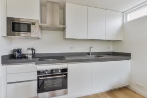 Køkken eller tekøkken på Modern Bungalow Zandvoortselaan + 20 billeder