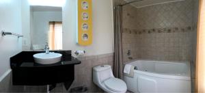 een badkamer met een toilet, een wastafel en een bad bij Motel 6 Pismo Beach CA Pacific Ocean in Pismo Beach